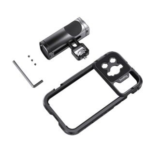 SmallRig-4099-4 SmallRig 4099 Mobile Video Cage Kit (Single Handheld) iPhone 14 Pro Max -puhelimelle, joka sisältää kotelon, jossa on kamerakiinnike, toimintakamerakiinnike, kuusiokoloavain ja kolme pientä ruuvia, näkyy valkoisella pohjalla.
