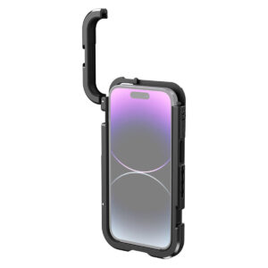 SmallRig-4100-3 SmallRig 4100 Mobile Video Cage Kit (Single Handheld) iPhone 14 Pro:lle on kestävä musta kotelo, jossa on sisäänrakennettu kahva, joka ulottuu vasemmalta ylhäältä. Puhelimen näytöllä näkyy kaltevuusasteikollinen tausta.