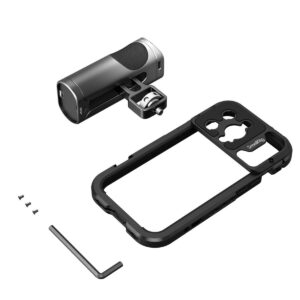 SmallRig-4100-4 SmallRig 4100 Mobile Video Cage Kit (Single Handheld) iPhone 14 Pro:lle, jossa on musta kotelokotelo, irrotettava objektiivimoduuli, kolme pientä ruuvia ja L-muotoinen kuusiokoloavaintyökalu, on järjestetty valkoiselle taustalle.