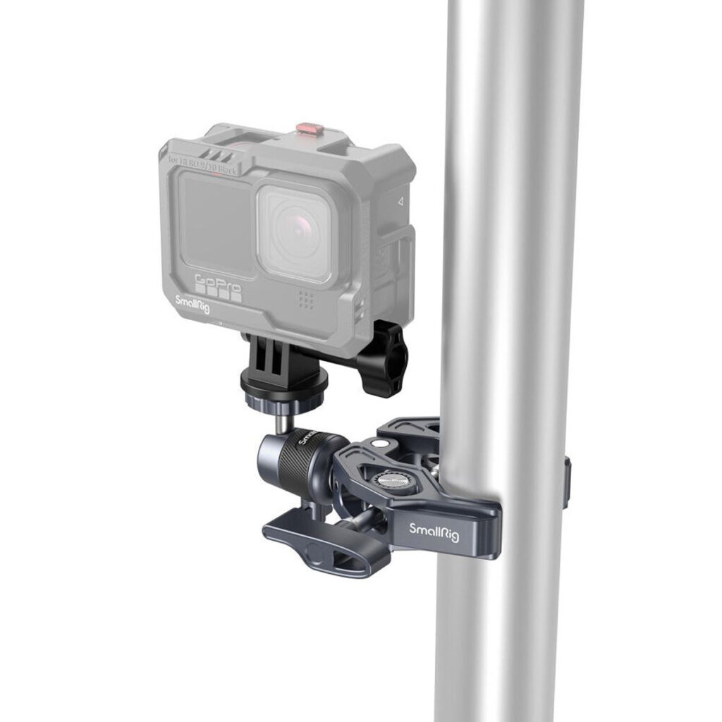 SmallRig-4102-2 SmallRig 4102 Super Clamp with 360 Ballhead Mount for Action Cameras kiinnitetään pystysuoraan metallitolppaan, ja se pitää GoPro-tyylisen toimintakameran tukevasti paikallaan tukevan rakenteensa ja säätönuppiensa ansiosta.
