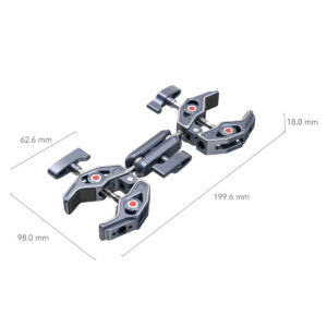 SmallRig-4103-3 SmallRig 4103 Super Clamp, jossa on tuplarapun muotoiset puristimet, sisältää metalliset, säädettävät kolminiveliset varret, joissa on punaiset pyöreät aksentit, ja sen pituus on 199,6 mm, leveys 98,0 mm, toissijainen leveys 62,6 mm ja korkeus 18,0 mm.