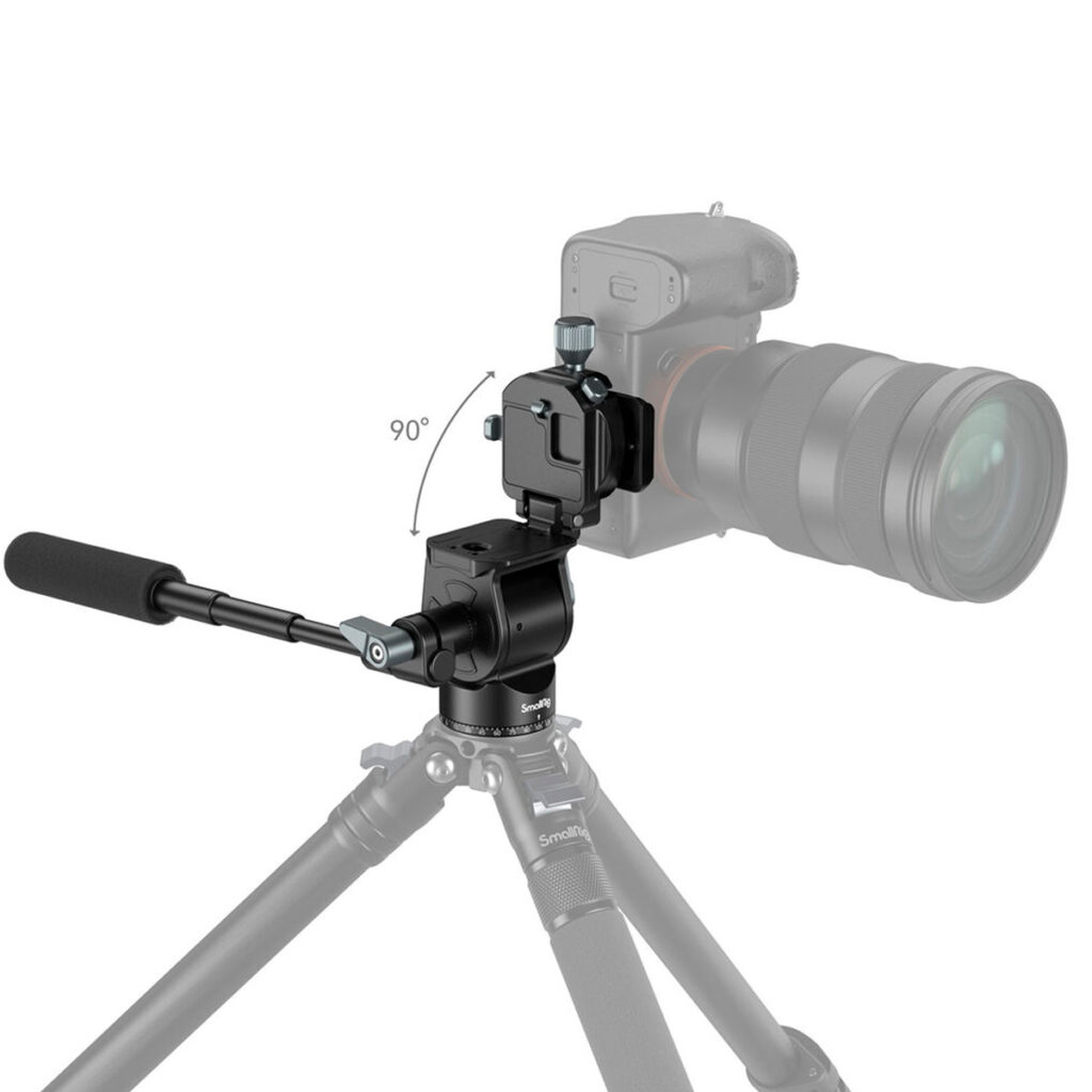 SmallRig-4104-2 SmallRig 4104 Video Head with Mount Plate for Vertical Shooting on kuvassa asennettuna jalustaan ja kallistettuna 90 astetta. Kamera, objektiivi ja jalusta ovat puoliksi läpinäkyviä videopään liikemekanismin korostamiseksi.