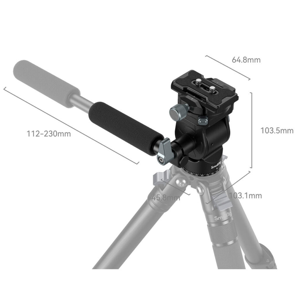SmallRig-4104-3 Lähikuva SmallRig 4104 -videopäästä, jossa on kiinnityslevy pystysuoraan kuvaukseen, jossa näkyvät seuraavat mitat: kahvan pituus (112-230 mm), pään korkeus (103,5 mm), jalustan leveys (46,8 mm) ja pikakiinnityslevyn koko (64,8 mm).