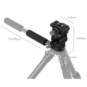 SmallRig-4104-3 Lähikuva SmallRig 4104 -videopäästä, jossa on kiinnityslevy pystysuoraan kuvaukseen, jossa näkyvät seuraavat mitat: kahvan pituus (112-230 mm), pään korkeus (103,5 mm), jalustan leveys (46,8 mm) ja pikakiinnityslevyn koko (64,8 mm).