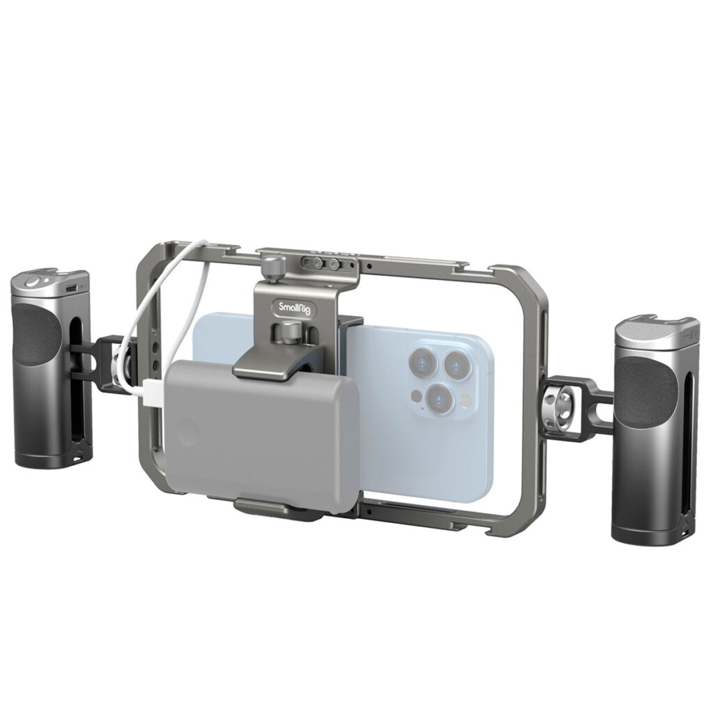 SmallRig-4120-3 SmallRig 4120 All-In-One Video Kit Mobile Pro pitää älypuhelimen vaakatasossa metallisessa telineessä, jossa on kaksi sivukahvaa, taakse asennettu verkkovirtapankki ja liitetyt kaapelit - täydellinen kuvaamiseen tai vloggaamiseen.