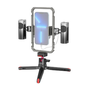 SmallRig-4120 SmallRig 4120 All-In-One Video Kit Mobile Pro pitää älypuhelimen metallikehyksessä, jossa on kaksi säädettävää sivuvaloa ja joka on asennettu pieneen jalustaan, jossa on punaiset korostukset. Puhelimen näyttö hehkuu sinisenä.
