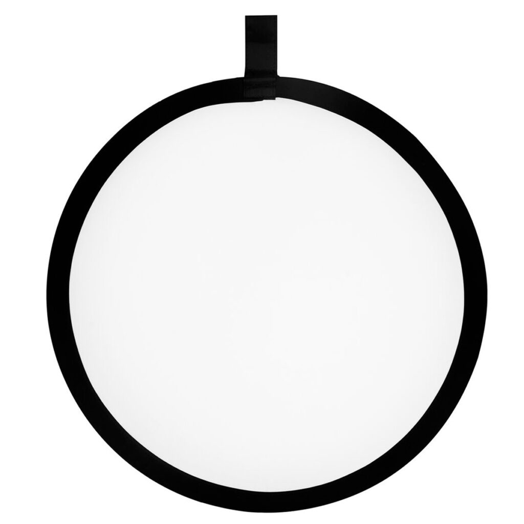 SmallRig-4127-2 SmallRig 4127 Circular Reflector 56cm Collapsible 5-in-1 -heijastimessa on pyöreä, valkoinen muotoilu, jossa on musta reunus ja kahva yläreunassa helppoa kantamista tai ripustamista varten, kuvassa valkoisella pohjalla.