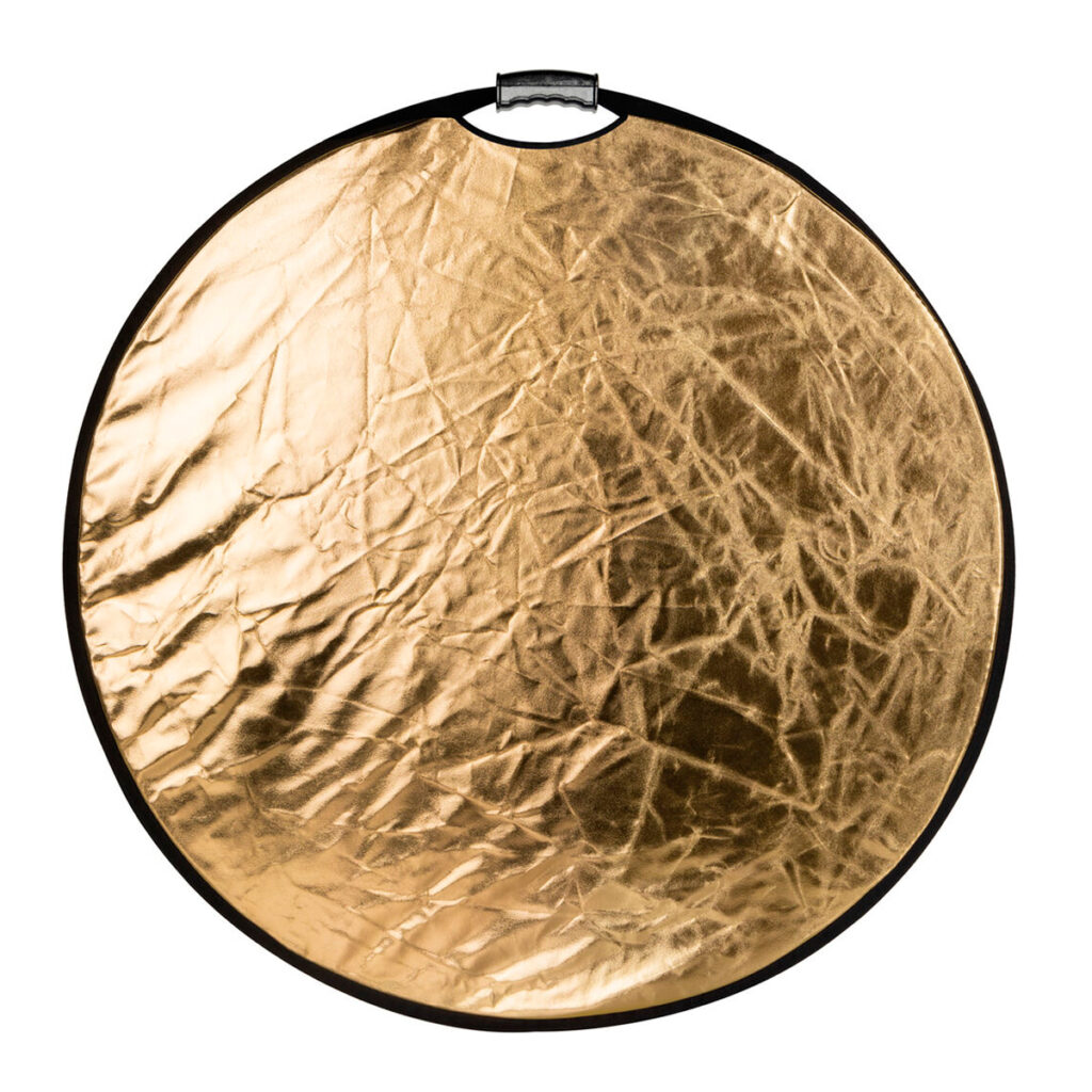 SmallRig-4127-3 SmallRig 4127 Circular Reflector 56cm Collapsible 5-in-1 with Handle on pyöreä, ryppyinen kultainen heijastin, jossa on musta reunus ja kahva, ihanteellinen valokuvaukseen valon heijastamiseen.