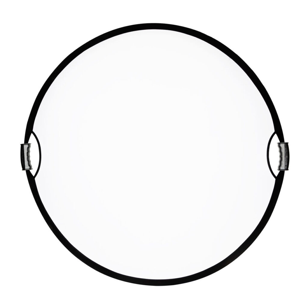 SmallRig-4129-5 SmallRig 4129 Circular Reflector 80cm on kokoontaitettava 5-in-1-valokuvausheijastin, jossa on pyöreä, valkoinen pinta, musta reunus ja kaksi mustaa kahvaa vastakkaisilla sivuilla, kuvassa valkoista taustaa vasten.