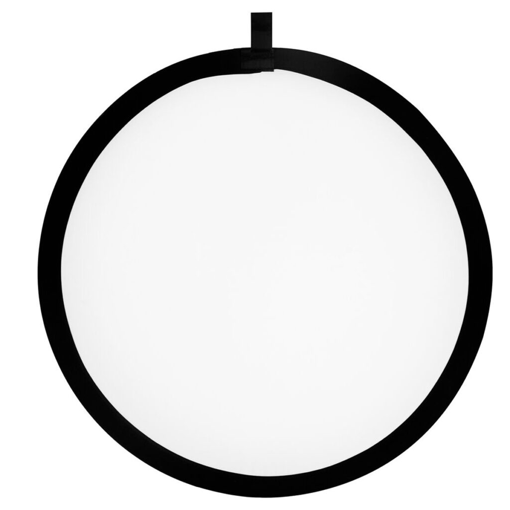 SmallRig-4130-2 SmallRig 4130 Circular Reflector 107cm Collapsible 5-in-1 -valaisimessa on valkoinen diffuusori, jossa on musta reunus ja ylähihna, kuvassa valkoista taustaa vasten.