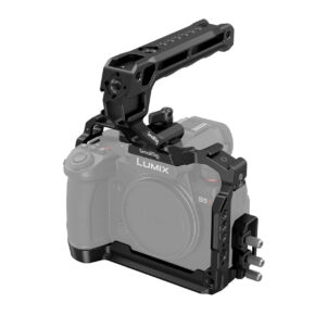SmallRig-4143 Panasonic Lumix S5 II on kiinnitetty SmallRig 4143 Cage Kit -koteloon, jossa on yläkahva ja useita kiinnityspisteitä lisävarusteille ja joka tarjoaa suojaa ja joustavia kiinnitysvaihtoehtoja videotuotantovälineille.