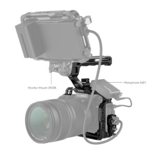 SmallRig-4143-3 SmallRig 4143 Cage Kit for Panasonic Lumix S5 II & S5 IIX -laitteeseen asennettu digitaalikamera on kiinnitetty monitorikiinnikkeellä 2903B, jonka päällä on ulkoinen näyttö ja sivulle kiinnitetty mikrofoni 3487.
