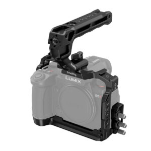 SmallRig-4143 Panasonic Lumix S5 II on kiinnitetty SmallRig 4143 Cage Kit -koteloon, jossa on yläkahva ja useita kiinnityspisteitä lisävarusteille ja joka tarjoaa suojaa ja joustavia kiinnitysvaihtoehtoja videotuotantovälineille.