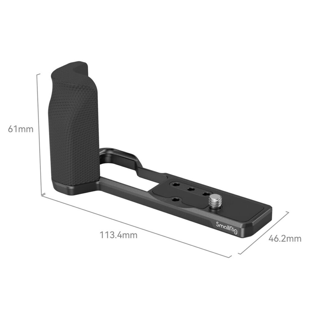 SmallRig-4146-2 SmallRig 4146 Kahva Sony ZV-1F:lle on musta kamerakahva, jossa on kuvioitu kahva ja jonka mitat ovat 61 mm korkea, 113,4 mm pitkä ja 46,2 mm leveä. Siinä on kiinnitysreiät ja ruuvi kameran turvallista kiinnittämistä varten.