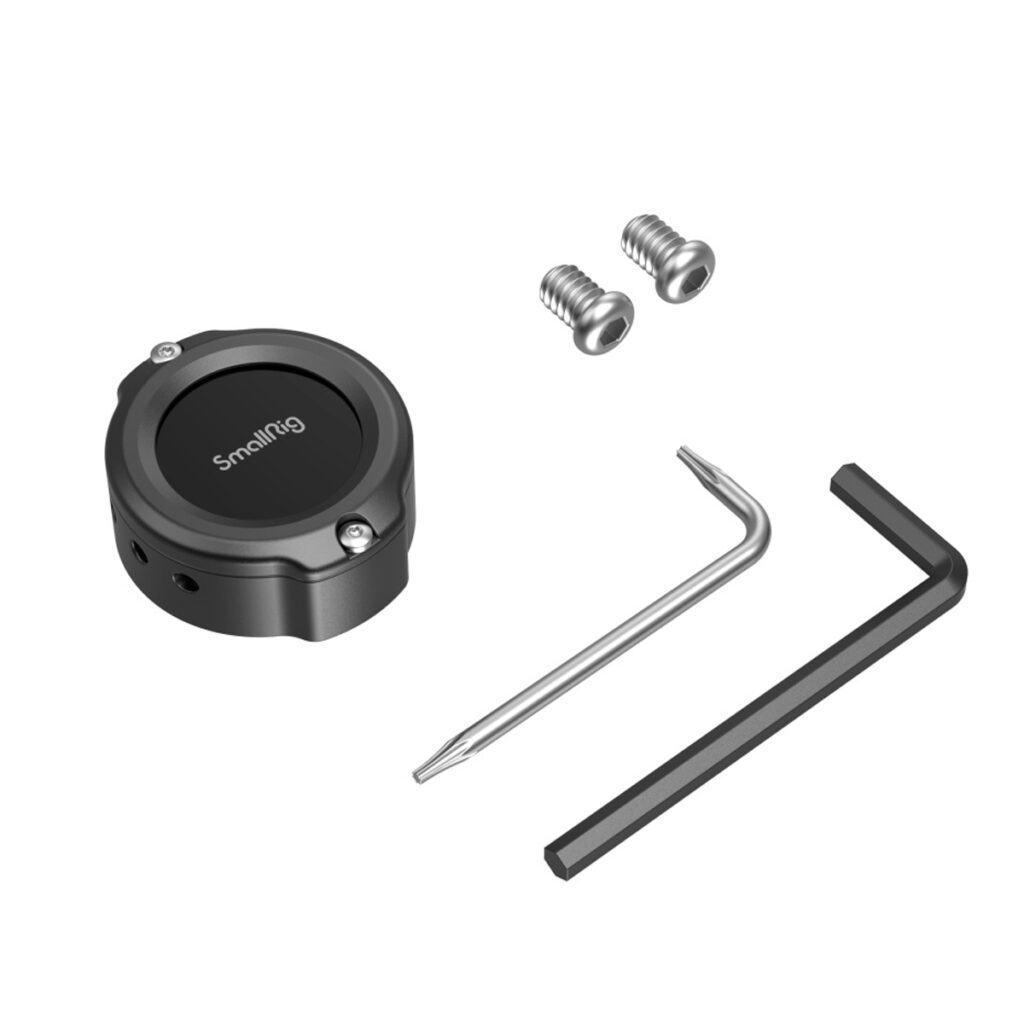 Musta SmallRig 4149 Cage for Apple AirTag, kuvassa valkoisella taustalla kaksi ruuvia, hopeinen kuusiokoloavain ja musta kuusiokoloavain siististi aseteltuina.