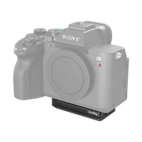 The body of the Sony Alpha 7R is shown in grey, with a black SmallRig 4150 Arca-Type Quick Release Plate for AirTag attached to the tripod, highlighting the accessory rather than the camera.