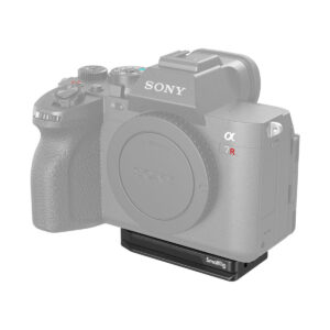 Sony Alpha 7R -kameran runko on esitetty harmaana, ja sen jalustaan on kiinnitetty musta SmallRig 4150 Arca-Type Quick Release Plate for AirTag -levy, joka korostaa kameran sijasta lisävarustetta.