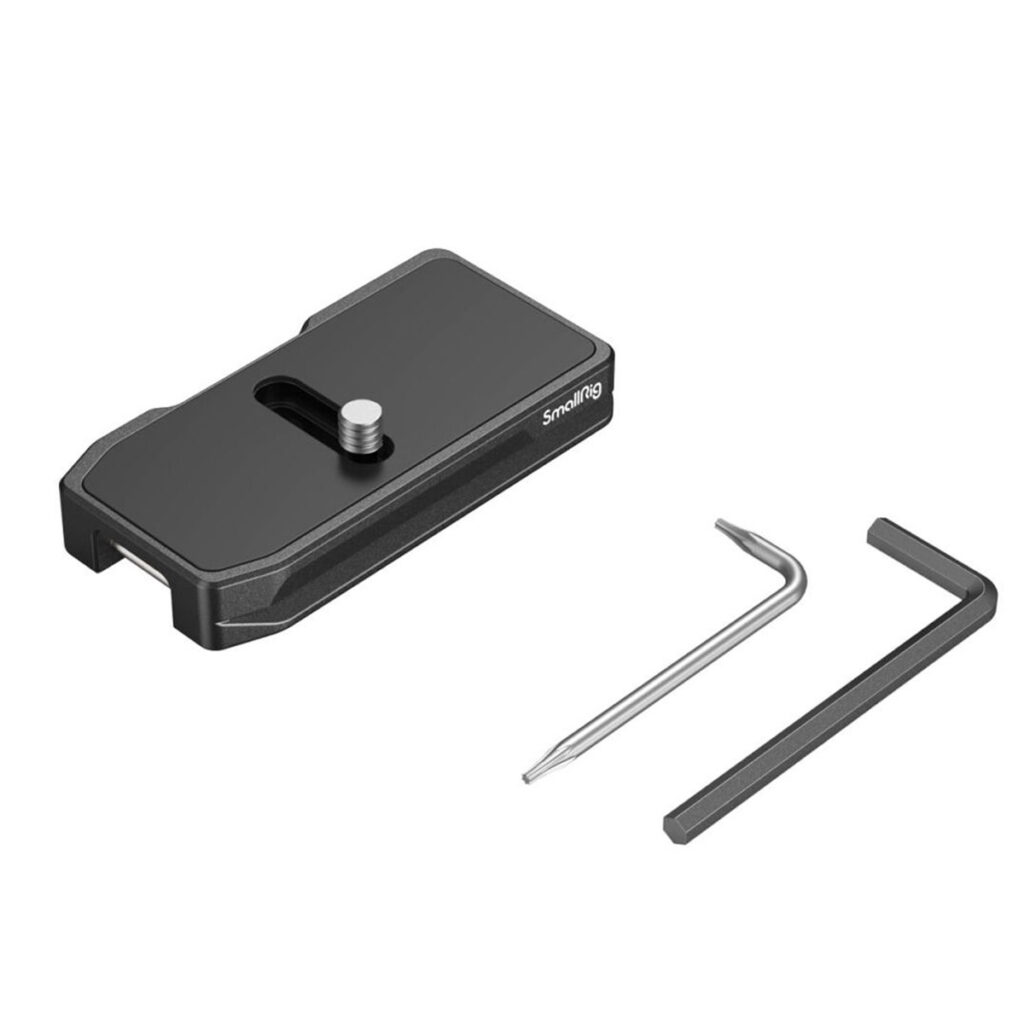 SmallRig 4150 Arca-Type Quick Release Plate for AirTag, musta suorakaiteen muotoinen levy, jossa on pyöristetyt reunat, on esillä valkoisella pohjalla yhdessä hopeisen ja mustan metallisen kuusiokoloavaimen kanssa.
