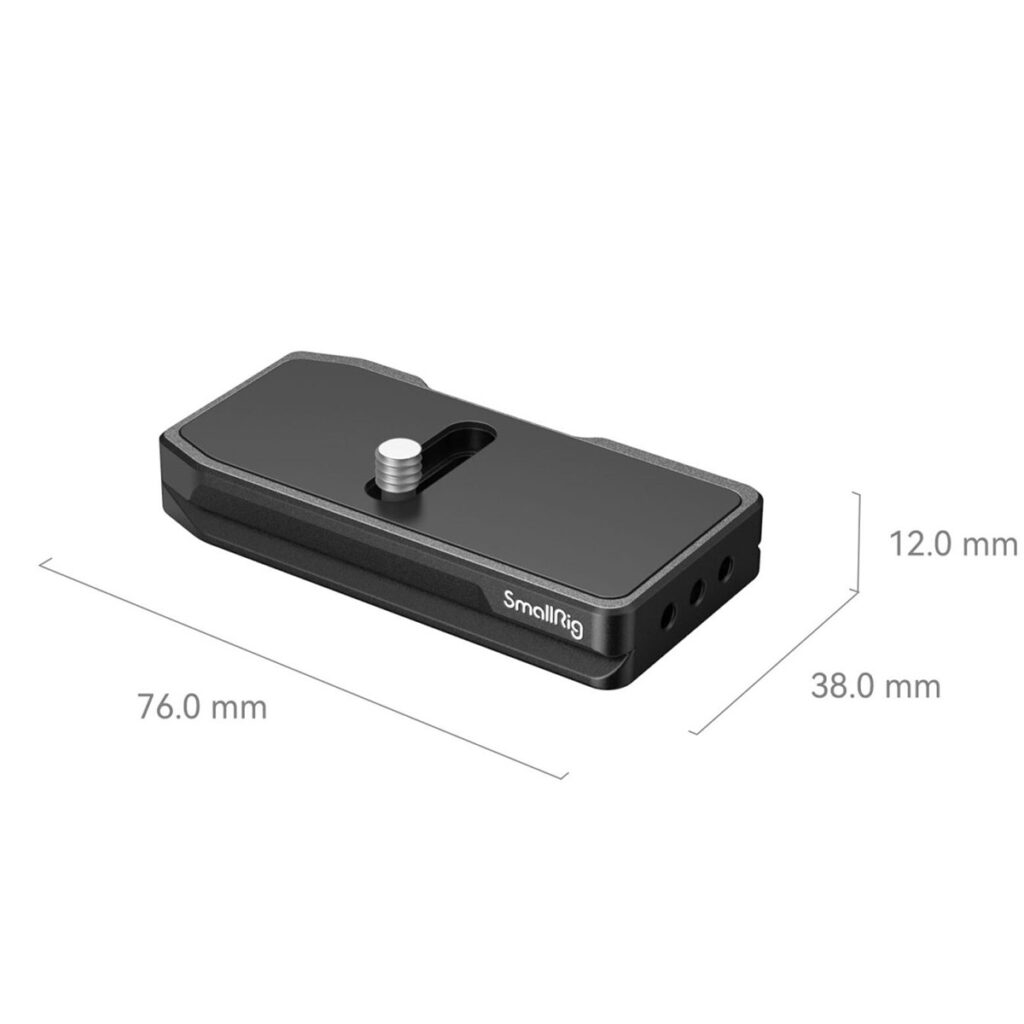 SmallRig 4150 Arca-Type Quick Release Plate for AirTag -levy on kuvassa mustana, sen pituus on 76,0 mm, leveys 38,0 mm ja korkeus 12,0 mm, ja siinä on keskiruuvi ja sivureiät kiinnitystä varten.