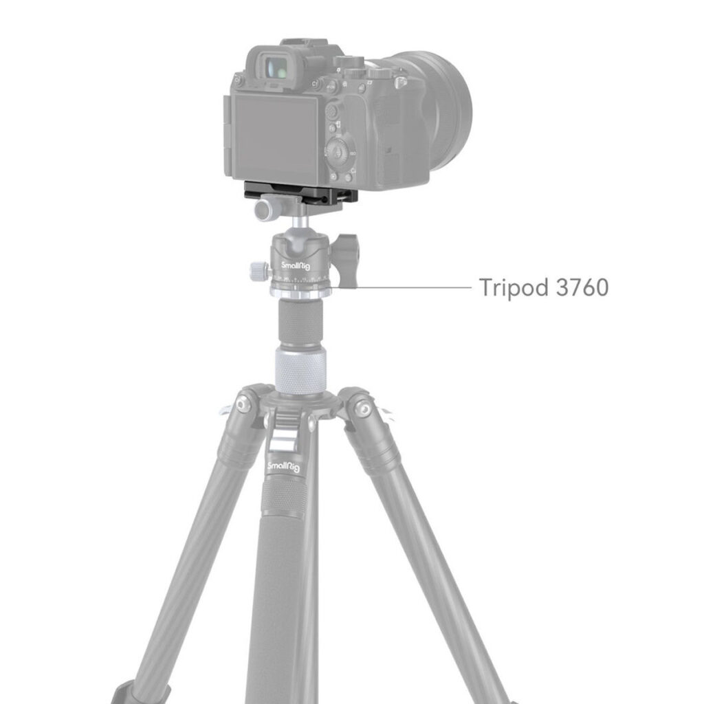 Musta jalustalle asennettu kamera, jossa on SmallRig 4150 Arca-Type Quick Release Plate for AirTag, kamera ja jalustan pää tarkennettuna ja jalustan jalat hieman häivytettyinä taustalla.