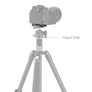 Musta jalustalle asennettu kamera, jossa on SmallRig 4150 Arca-Type Quick Release Plate for AirTag, kamera ja jalustan pää tarkennettuna ja jalustan jalat hieman häivytettyinä taustalla.