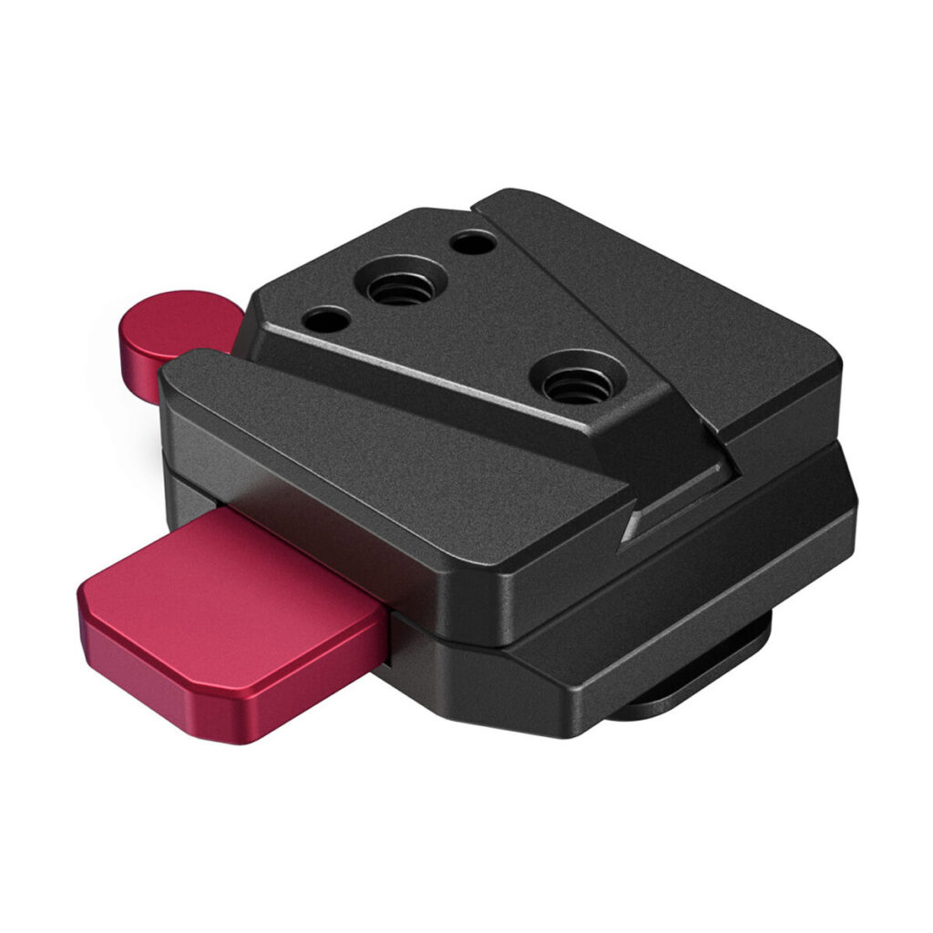 SmallRig-4189-1 SmallRig 4189 -virtalähteen kiinnityslevy DJI RS -stabilaattoreille on musta metallilevy, jossa on kulmikkaat reunat, kaksi ruuvinreikää yläreunassa ja punainen suorakulmainen vipu vasemmalla puolella.