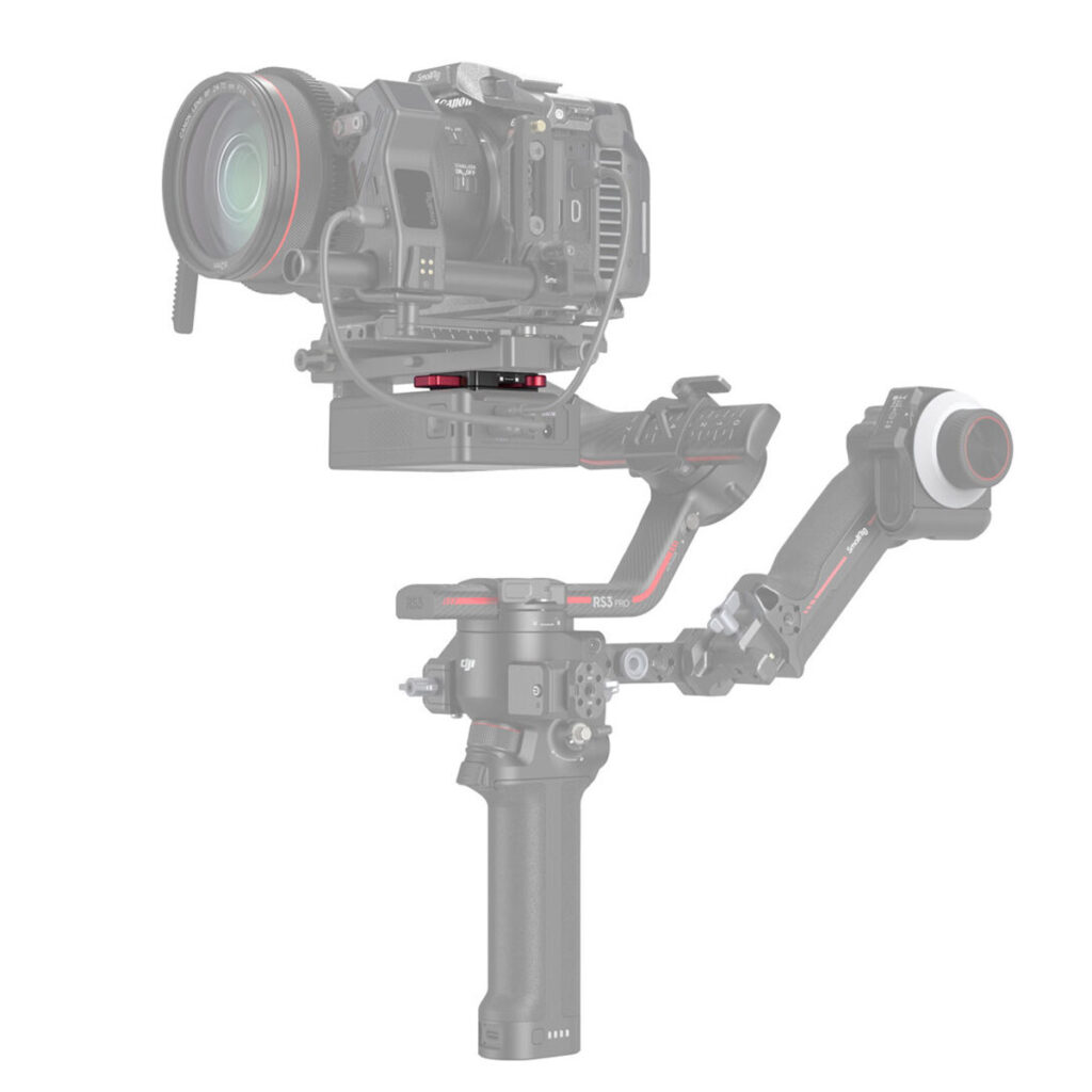SmallRig-4189-2 SmallRig 4189 -virtalähteen kiinnityslevy DJI RS -vakauttajille näkyy täysissä väreissä kiinnitettynä ammattilaiskameraan, kun taas muu käsikäyttöinen moottoroitu gimbaali näkyy haalistuneena ja puoliksi läpinäkyvänä.