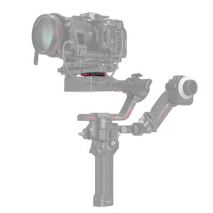 SmallRig-4189-2 SmallRig 4189 -virtalähteen kiinnityslevy DJI RS -vakauttajille näkyy täysissä väreissä kiinnitettynä ammattilaiskameraan, kun taas muu käsikäyttöinen moottoroitu gimbaali näkyy haalistuneena ja puoliksi läpinäkyvänä.