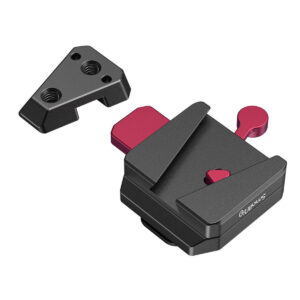 SmallRig-4189-6 SmallRig 4189 -virtalähteen kiinnityslevy DJI RS -vakainten kiinnityslevyssä, joka on mustaa ja punaista metallia ja jossa on irrotettu kiinnike, on ruuvinreikiä ja kulmikkaita muotoilun yksityiskohtia, jotka näkyvät valkoisella pohjalla.