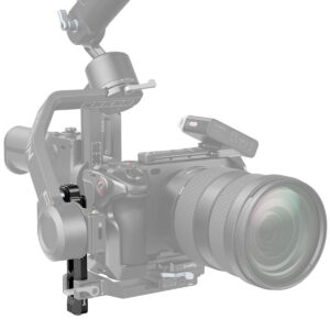 SmallRig-4196-2 Lähikuvassa SmallRig 4196 Extended Vertical Support for DJI RS3 Mini on asennettu puoliksi läpinäkyvän kameran ja objektiivin kanssa, mikä korostaa tuen kiinnitysosia.