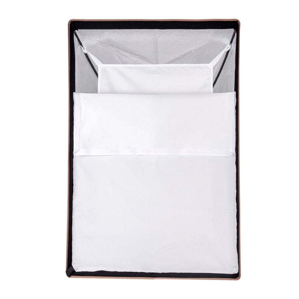 SmallRig-4199-3 SmallRig 4199 LA-R6090 Softbox Rectangular -valaisimessa on musta runko, valkoinen kangas ja verkko sivut minimalistisessa suorakulmaisessa muotoilussa, joka on esitetty ylhäältäpäin mukana tulevan lakanan ja tyynyn kanssa.