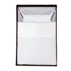 SmallRig-4199-3 SmallRig 4199 LA-R6090 Softbox Rectangular -valaisimessa on musta runko, valkoinen kangas ja verkko sivut minimalistisessa suorakulmaisessa muotoilussa, joka on esitetty ylhäältäpäin mukana tulevan lakanan ja tyynyn kanssa.