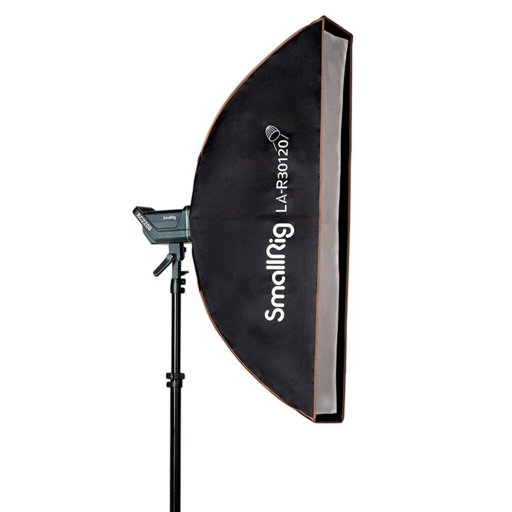 SmallRig-4200-2 Musta suorakulmainen SmallRig 4200 LA-R30120 Softbox Strip on asennettu mustalle säädettävälle jalustalle ja kuvattu valkoista taustaa vasten.