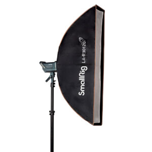 SmallRig-4200-2 Musta suorakulmainen SmallRig 4200 LA-R30120 Softbox Strip on asennettu mustalle säädettävälle jalustalle ja kuvattu valkoista taustaa vasten.