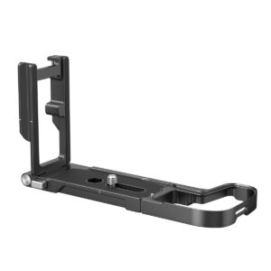 SmallRig-4211-2 SmallRig 4211 Foldable L-Shape Mount Plate for Canon EOS R8 on ruuvikiinnityksellä varustettu musta metallinen kiinnike, joka on suunniteltu kolmijalan kiinnittämiseen vaaka- tai pystyasentoon valkoista taustaa vasten.