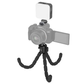SmallRig-4213-1 SmallRig 4213 Vlogging Tripod Kit for Canon EOS R50, joustava musta jalusta, jossa on taivutettavat jalat, tukee kompaktia kameraa, joka on varustettu ulkoisella valolla ja pienellä mikrofonilla yläosassa; sen näyttö on käännetty sivulle.