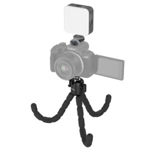 SmallRig 4213 Vlogging Tripod Kit for Canon EOS R50, joustava musta jalusta, jossa on taivutettavat jalat, tukee kompaktia kameraa, joka on varustettu ulkoisella valolla ja pienellä mikrofonilla yläosassa; sen näyttö on käännetty sivulle.