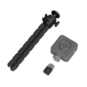SmallRig 4213 Vlogging Tripod Kit for Canon EOS R50, jossa on musta joustava jalusta, kompakti ääninauhuri säätöpyörällä ja pieni tuulisuojalla varustettu mikrofoni, on järjestetty valkoiselle taustalle.