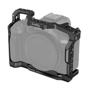 SmallRig-4214 Mustaa metallia oleva SmallRig 4214 Cage for Canon EOS R50 -häkki asennetaan Canon EOS -kameran runkoon ja tarjoaa suojaa ja useita kiinnityspisteitä. Kamera on esitetty harmaasävyisenä, ja häkki on selvästi korostettu.