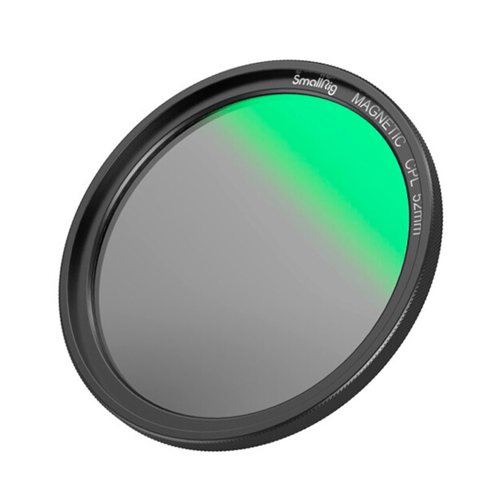 SmallRig-4216 Pyöreä magneettinen kameran linssisuodatin, SmallRig 4216 MagEase MagEase Magnetic CPL Filter Kit (52MM), jossa on heikko vihreä heijastus ja jonka reunassa on merkintä, näkyy valkoisella pohjalla.