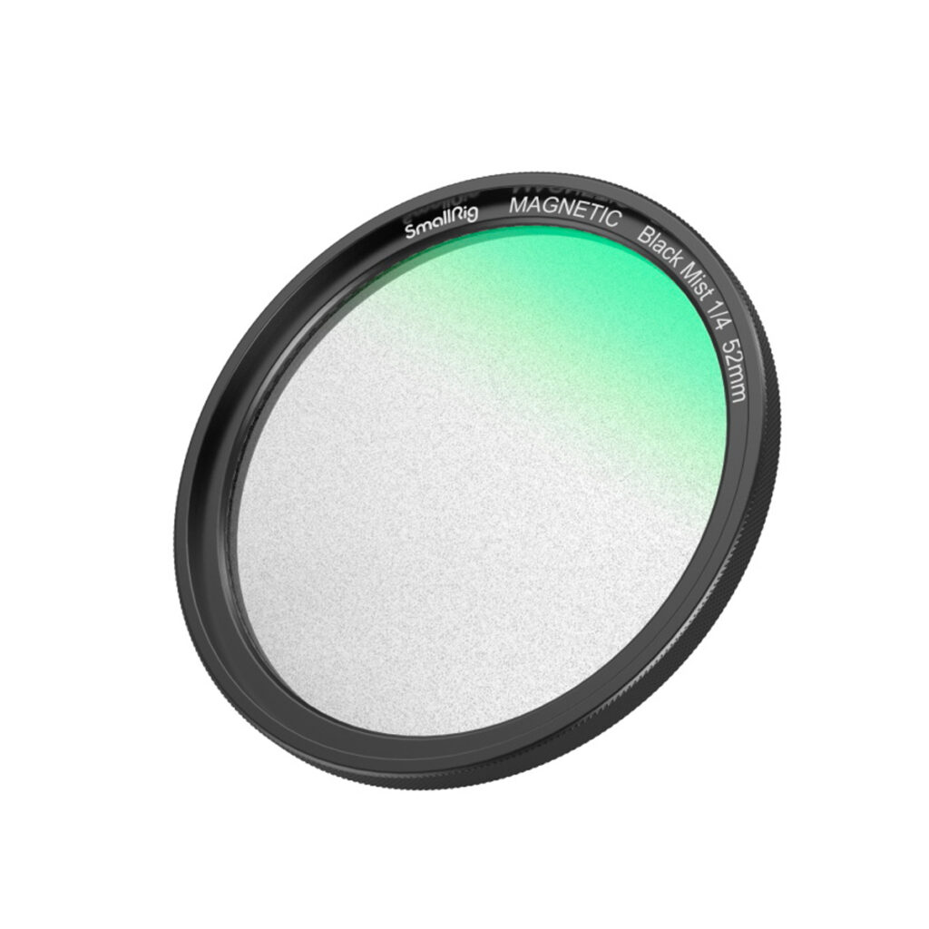 SmallRig-4217 SmallRig 4217 MagEase Magnetic 1/4 Effect Black Mist Filter Kit 52mm -suodattimessa on musta metallireuna ja läpikuultava lasikeskus, jossa on vihreä sävy.