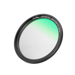 SmallRig-4217 SmallRig 4217 MagEase Magnetic 1/4 Effect Black Mist Filter Kit 52mm -suodattimessa on musta metallireuna ja läpikuultava lasikeskus, jossa on vihreä sävy.
