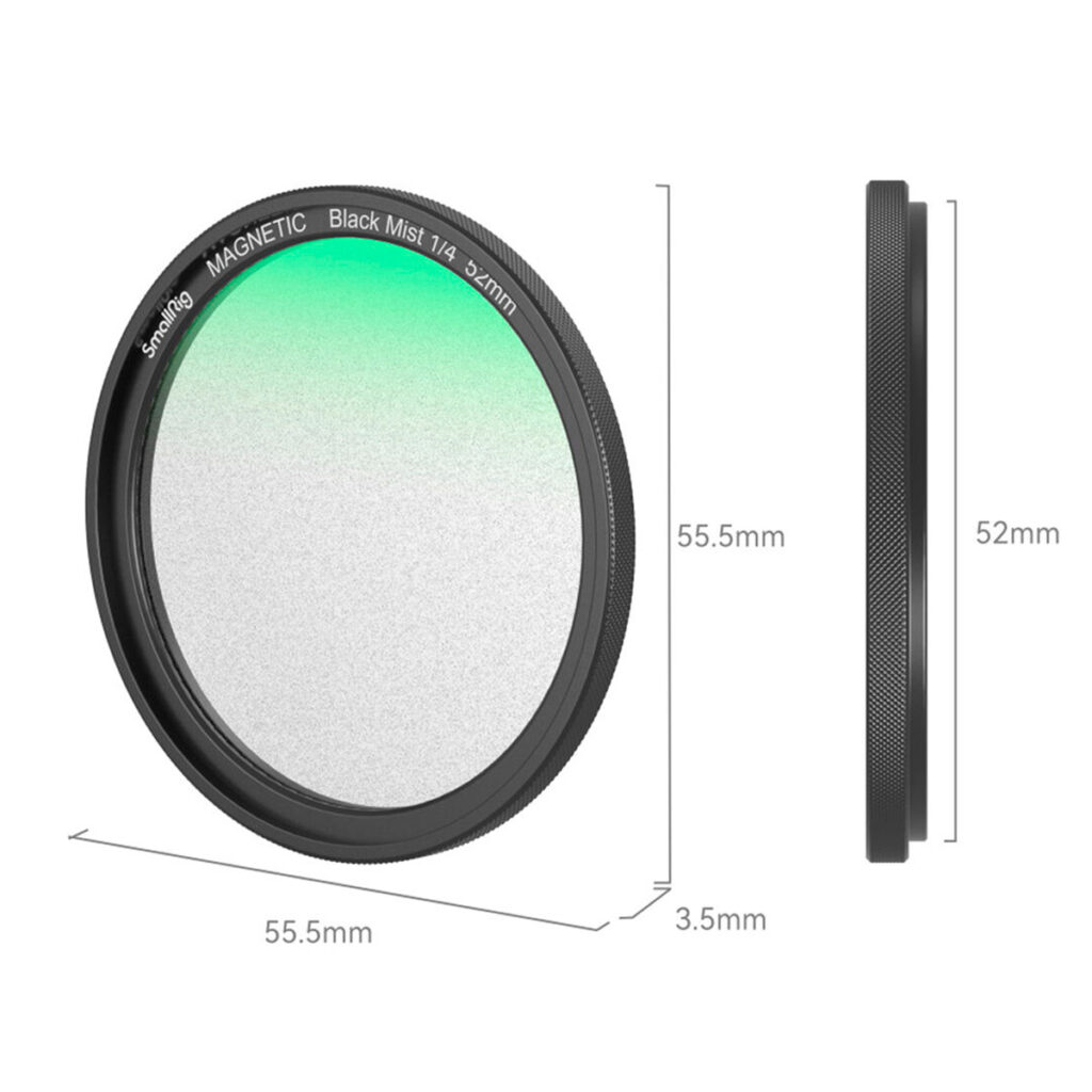 SmallRig-4217-3 SmallRig 4217 MagEase Magnetic 1/4 Effect Black Mist Filter Kit 52mm, joka on esitetty pyöreänä kameran linssisuodattimena, jonka yläreunassa on hieman vihreä sävy, on halkaisijaltaan 55,5 mm, paksuudeltaan 3,5 mm ja korkeudeltaan 52 mm.
