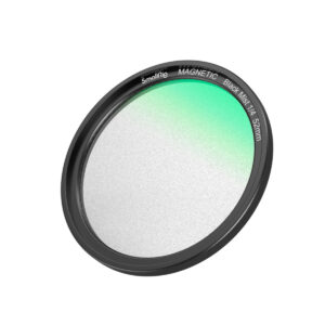 SmallRig-4217 SmallRig 4217 MagEase Magnetic 1/4 Effect Black Mist Filter Kit 52mm -suodattimessa on musta metallireuna ja läpikuultava lasikeskus, jossa on vihreä sävy.