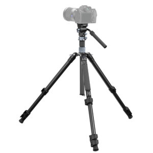 SmallRig 4221 Travel Video Tripod Kit, musta, on pystysuorassa ja siinä on säädettävät jalat, kahva, lukitusmekanismi kummassakin jalassa, ja se pitää digitaalisen kameran tukevasti paikallaan.