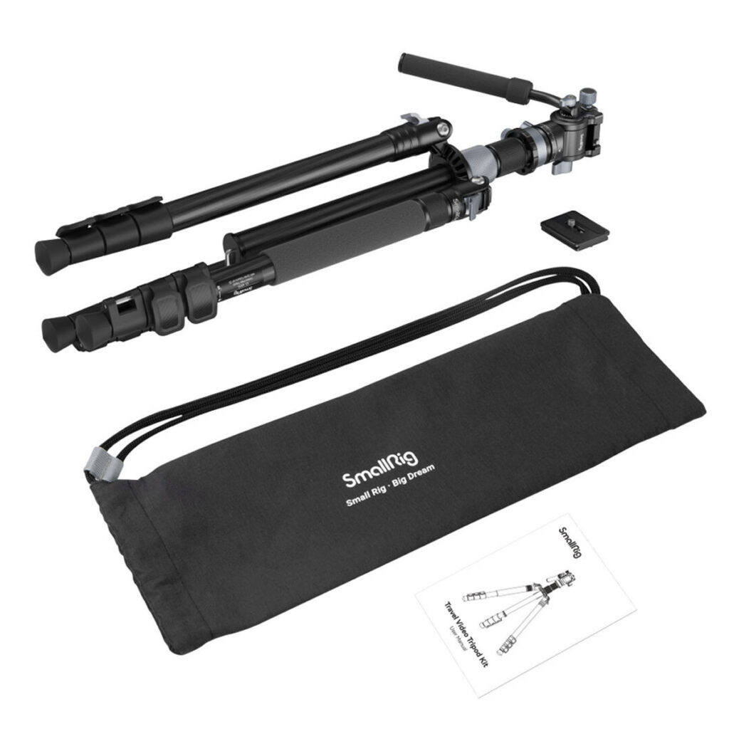 SmallRig 4221 Travel Video Tripod Kit sisältää taitetun mustan jalustan, irrotettavan kiinnityslevyn, käyttöohjeen, jossa on jalustakaavio, ja mustan SmallRig-kantolaukun.