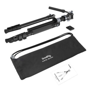 SmallRig 4221 Travel Video Tripod Kit sisältää taitetun mustan jalustan, irrotettavan kiinnityslevyn, käyttöohjeen, jossa on jalustakaavio, ja mustan SmallRig-kantolaukun.