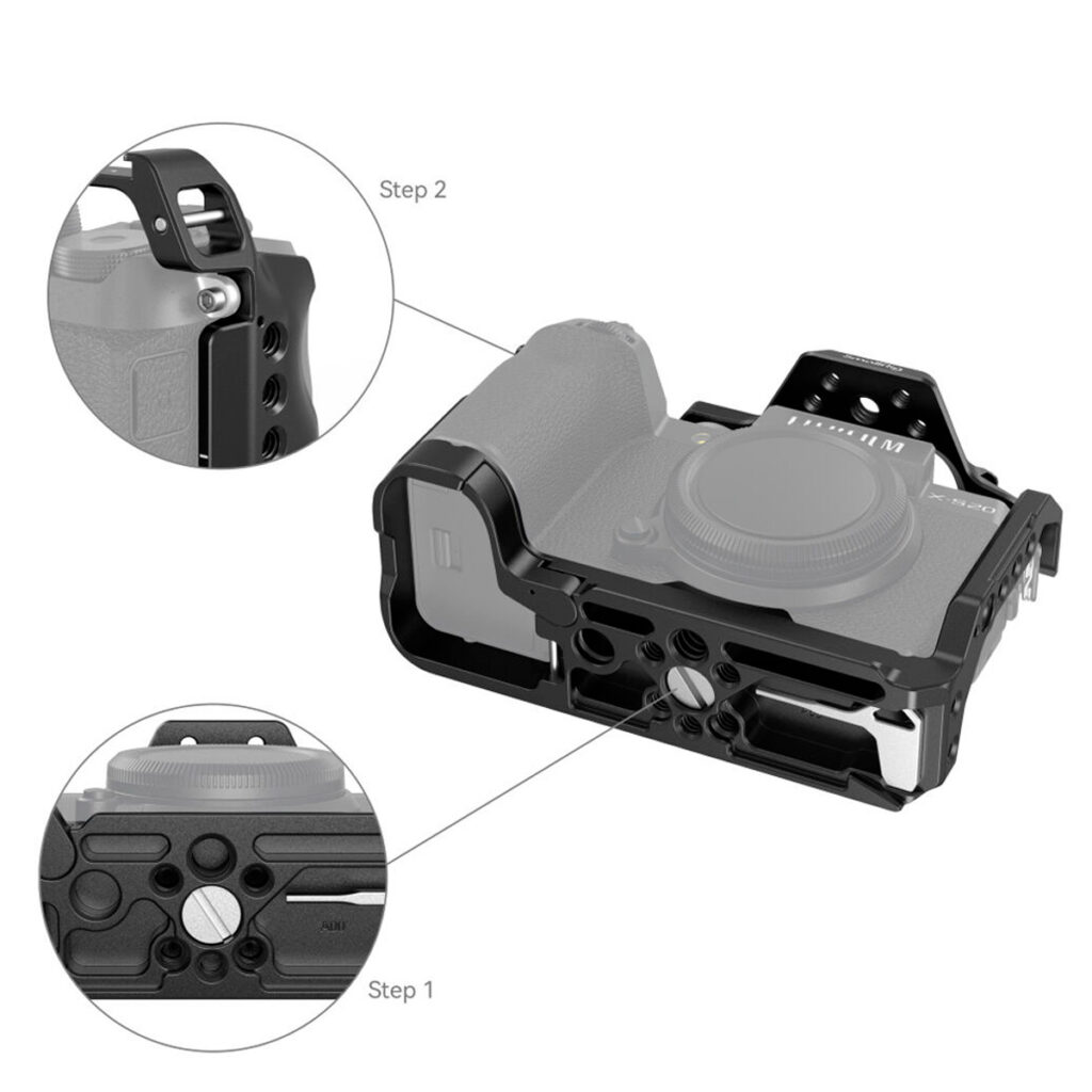 SmallRig-4230-5 Fujifilm X-S20 ja SmallRig 4230 Cage -kamerahäkki näytetään kahdessa vaiheessa: Vaiheessa 1 näkyy jalustan ruuvin reikä kameran jalustassa; vaiheessa 2 zoomataan häkin kiinnittämistä kameran kylkeen pienellä työkalulla.