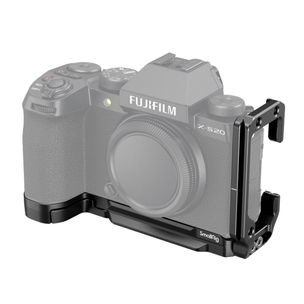 SmallRig-4231 Fujifilm X-S20 -kamera ja objektiivin suojus on asennettu mustaan SmallRig 4231 L-muotoiseen kiinnityslevyyn Fujifilm X-S20:lle, ja se näkyy valkoisella taustalla.