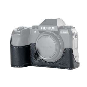 SmallRig-4232 Fujifilm X-S20 -kamerassa on musta SmallRig 4232 -kameran nahkakotelo, joka peittää kameran alaosan ja jossa on valkoiset tikkaukset ja SmallRig-brändi kohokuvioitu etupuolella.
